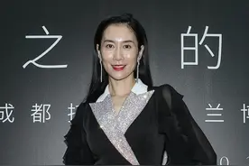 温峥嵘的身材太瘦了，虽然精气神还很足，但也有点撑不起来长裙图片