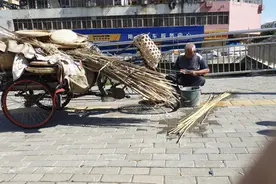广东七旬老人烈日下摆摊，推婴儿车的女子买下所有菜后“逃跑”图片