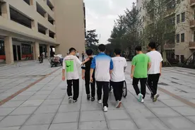 12年上万个“公主抱”：“渐冻症”少年迎来人生大考图片