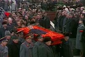 中国要不要参加勃列日涅夫葬礼？邓小平用一妙招，缓和中苏关系图片