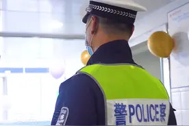 “您的外卖到了！”回头一看竟是警察，结局超暖！图片