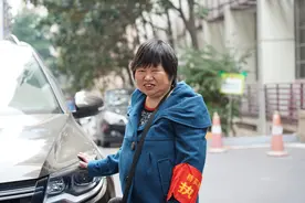 为啥？六旬门卫阿姨霸气为记者守护车位：除了他，社长的车都不能停图片