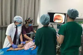 两岁女童误吞硬币一周没排出  华西四院内镜团队妙手取出图片