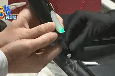 送女友的婚戒，怀疑钻石纯度，现场各种测试图片