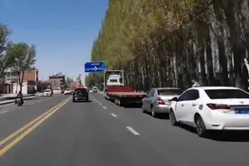 昔日新中国牛气石油城，城市搬迁变为鬼城，如今只剩一盏红绿灯图片