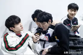 LPL全明星选手休息室，Lwx坐在卡萨腿上互搂，K皇一旁看戏图片