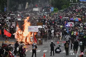 认为政府抗议不力 曼谷千人走上街头图片