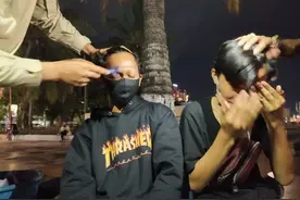 路边敲诈停车费，印尼俩男孩被警察当街剃光眉毛图片