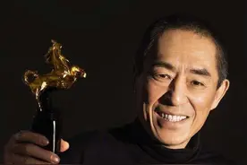 她曾三次拒绝张艺谋的邀请，年纪轻轻就坐拥几百亿身家了图片