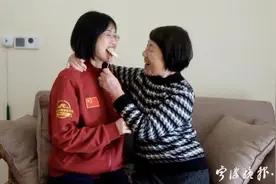 宁波这对母女毫无血缘关系，眉眼却越来越像！这背后，有一个绵延27年的感人故事图片