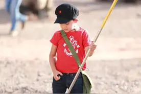 丁真撞脸诺一，两人堪称双胞胎，丁真更被赞是整形模板图片