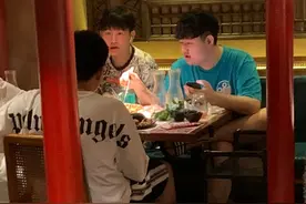 LvMao吃火锅偶遇V5队员：跟V5队员真人一换二到底赚不赚？图片