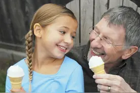 "隔代亲"并非一无是处，是孩子童年最好的亲情关系，父母应保护图片