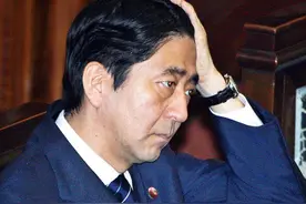 安倍到美发厅理发，距离上次理发时隔近2个月图片