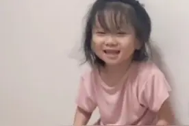 五岁脑瘫女孩自己动手换衣服，一句“对不起”，只因自己动作太慢图片