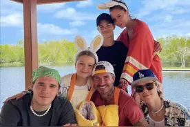 秀「超深」腹肌，贝克汉姆16岁小儿子也太帅啦图片