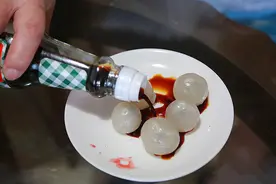 木瓜蘸辣椒，荔枝蘸酱油，水果产地的“内行”吃法你会吗？图片