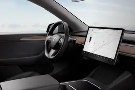 Model Y提车奇遇：没出店门发现故障，换车得赔折旧费？图片