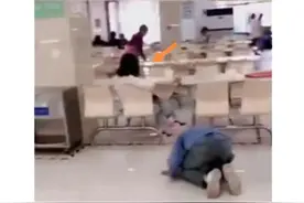 大学男生在食堂给女友下跪连磕响头，女生头也没抬，画面让人心酸图片