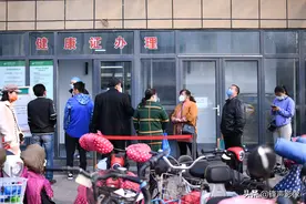 早上百人排长队 原来是为了办理这个证图片