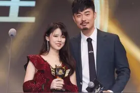 沫子、陈赫开黑吃鸡，突然开车陈赫都怕了，疯狂刷礼物堵住她的嘴图片