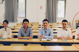 央视主持人再晒合影！康辉稳坐C位，撒贝宁遭尼格买提故意P图图片