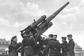 二战后珍贵照片，东德士兵偷帮小孩翻柏林墙，事后被带走不知下落图片