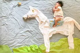 这个妈妈没有花一分钱，却给宝宝拍出了最有意义的纪念照图片