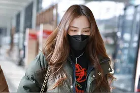 孟佳越来越自信了，羽绒服穿成“上松下紧”走机场，气质太好了图片
