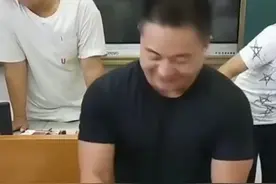火了!物理老师课堂上徒手劈砖,实力演绎"知识就是力量"图片