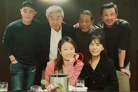 霍建华夫妇聚会照曝出，林心如素颜大秀婚戒，六小时聊天全程作陪图片