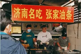 济南六十多岁大爷，自创油条鸡蛋包，天天排队才吃得上图片