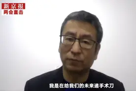 白岩松谈疫情反思：不是给外国人递刀子，而是要给未来递手术刀，刮骨疗毒让肌体更加健康图片