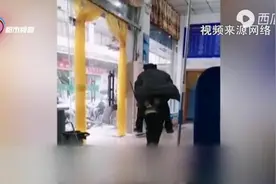 昭通大爷背老父亲看病 感动病友图片