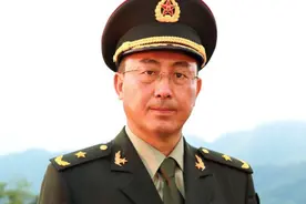 英雄韦昌进：左眼被打出后坚守11小时，对排长喊道：“向我开炮”图片