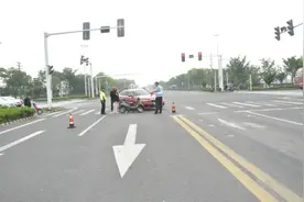 为啥？姜堰电瓶车与汽车相撞，交警却判电瓶车全责图片