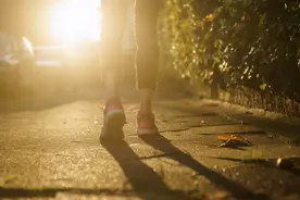 美国女子慢跑突发心脏病，挣扎掏出手机求救，结果被路过小偷顺走图片