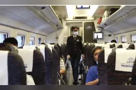 列车上的相拥 是母亲跨越千里铁道线的思念图片