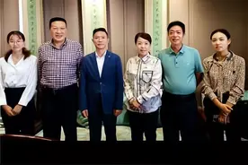 潘克律师的动态配音：明天会更好；评论区全是：加油图片