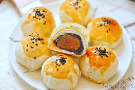 中式点心蛋黄酥，层次分明，一碰就掉渣，比月饼还好吃图片