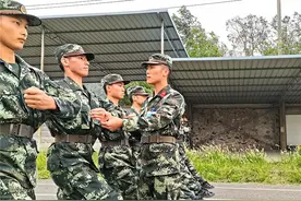 那个“不服”班长的新兵咋还站上了训练场“C位”？图片