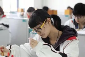 不少高中分班越来越细，班级以后可能会排出三六九等，是好是坏？图片