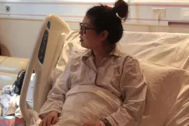 孕晚期羊水破了，二胎妈妈以为要生超淡定，医生：再晚一点就险了图片