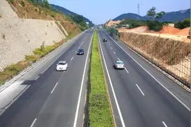 福建第一条8车道的高速公路，长235公里，连接福建沿海所有城市图片