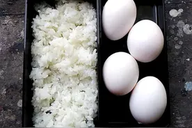 日本网友分享“懒人便当”，4个鸡蛋打下去，便当完成图片