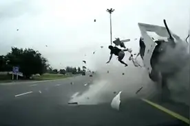 四川奔驰高速狂飙194码，司机戏精上身，一般家轿到底能开多快？图片