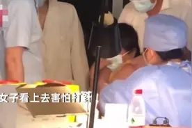 接种疫苗时女子害怕打针，老公竟直接动手打她！网友怒了图片