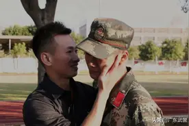 老班长退伍后，他带的兵说出的8个字令人泪目……图片