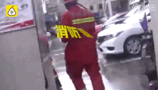 手铐打不开了怎么办！找119啊！警察也得这么干