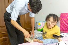 1米68帅气小伙娶68厘米残疾女孩5年过去，他们生活成啥样子图片